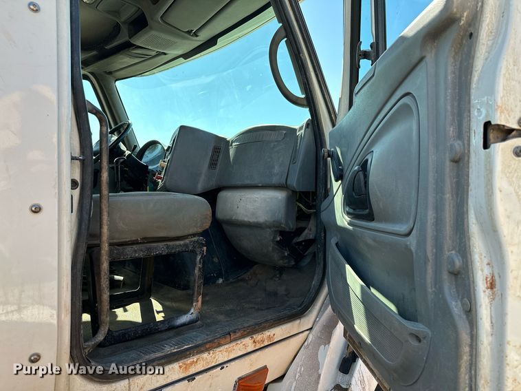 image for item LR9616 2003 International 8600  flatbed truck