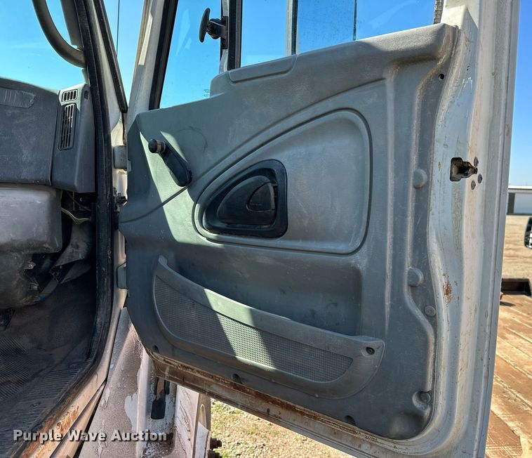 image for item LR9616 2003 International 8600  flatbed truck