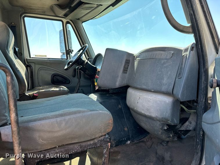 image for item LR9616 2003 International 8600  flatbed truck