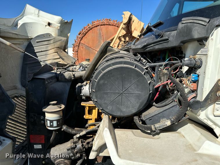 image for item LR9616 2003 International 8600  flatbed truck