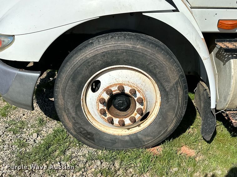 image for item LR9616 2003 International 8600  flatbed truck