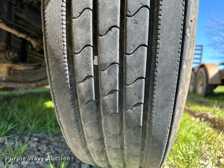 image for item LR9616 2003 International 8600  flatbed truck