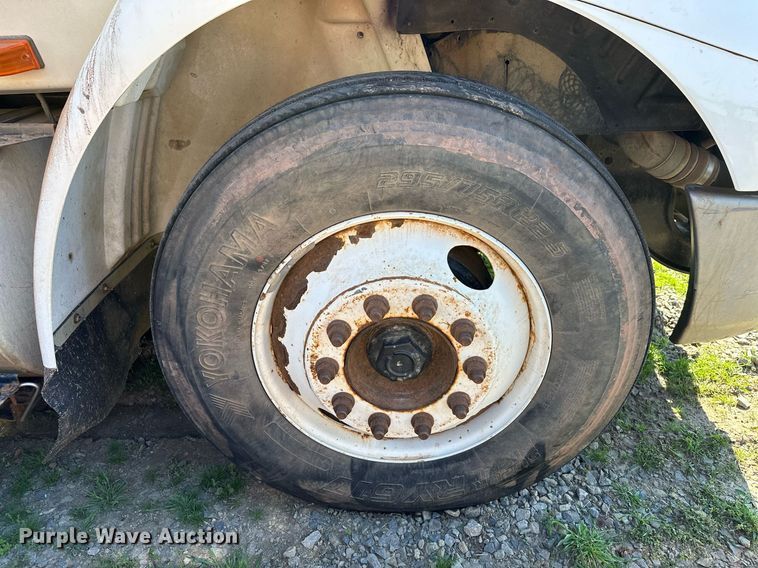 image for item LR9616 2003 International 8600  flatbed truck