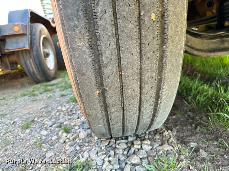 image for item LR9616 2003 International 8600  flatbed truck