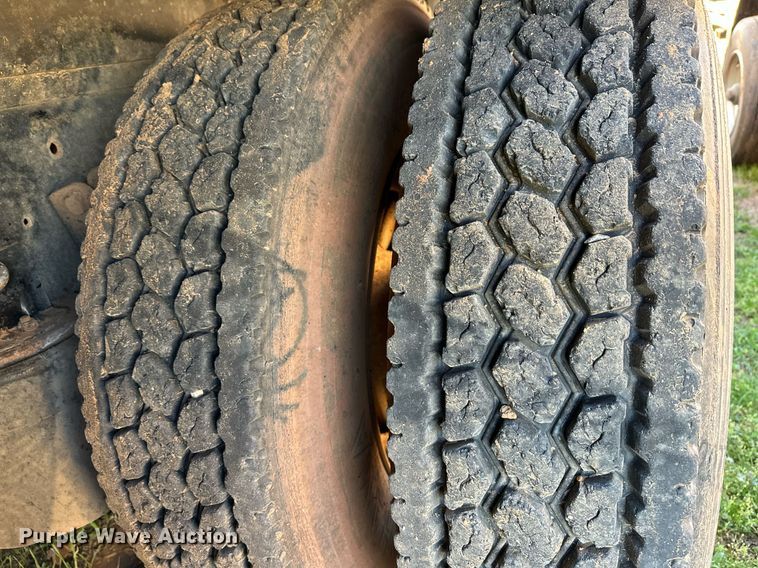 image for item LR9616 2003 International 8600  flatbed truck