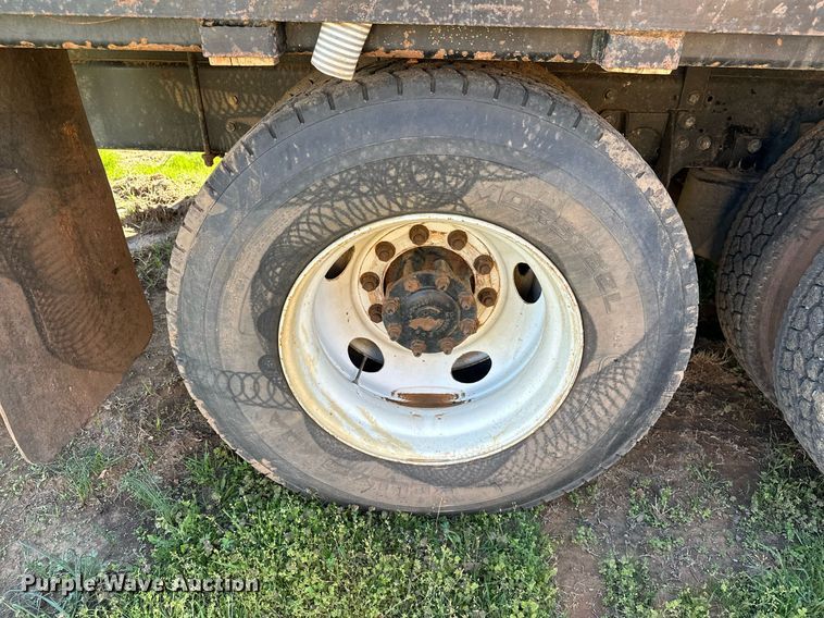 image for item LR9616 2003 International 8600  flatbed truck