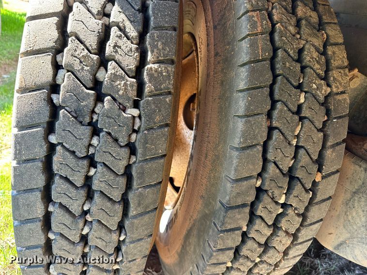 image for item LR9616 2003 International 8600  flatbed truck