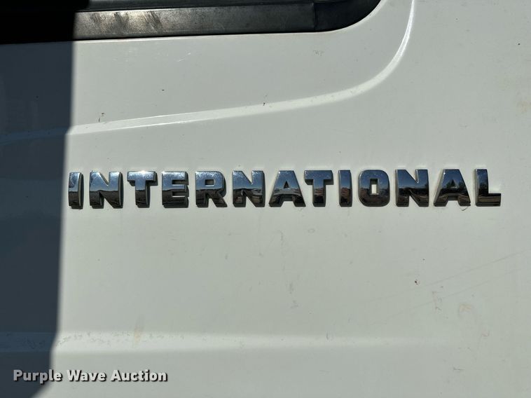 image for item LR9616 2003 International 8600  flatbed truck