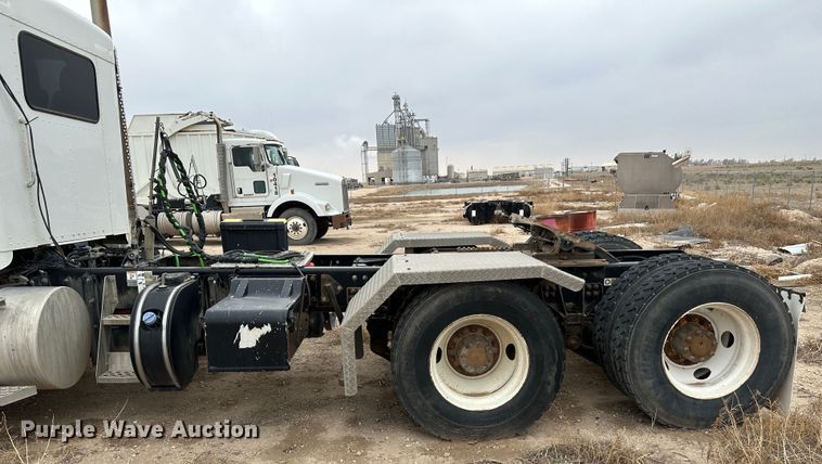 image for item LT9208 2012 Kenworth T800  semi truck