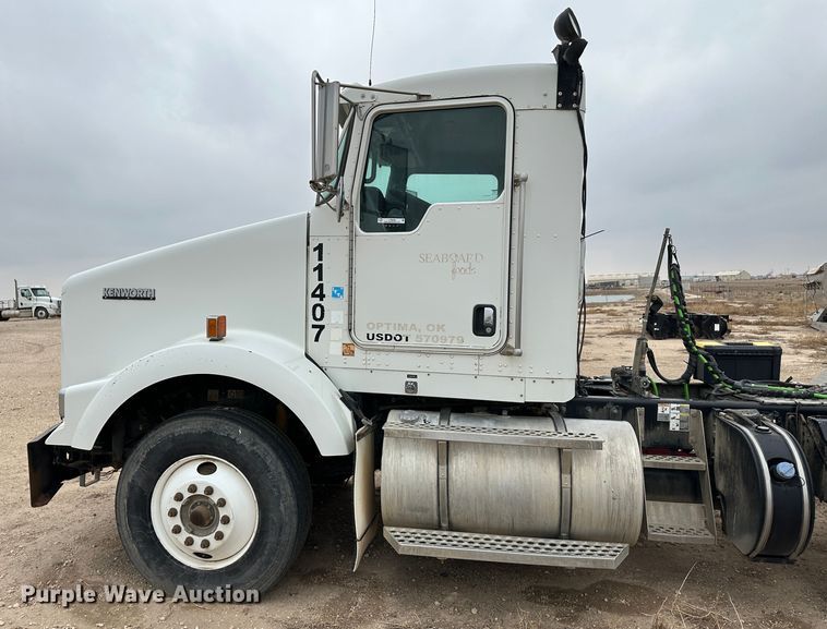 image for item LT9208 2012 Kenworth T800  semi truck