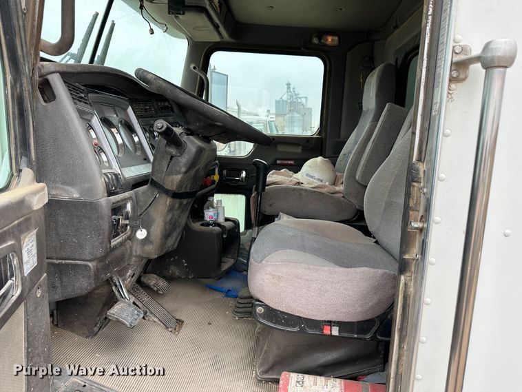 image for item LT9208 2012 Kenworth T800  semi truck