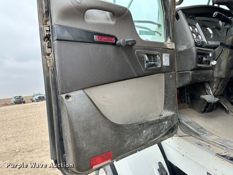 image for item LT9208 2012 Kenworth T800  semi truck