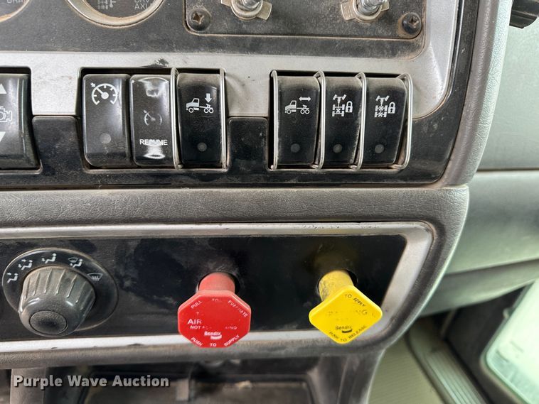 image for item LT9208 2012 Kenworth T800  semi truck