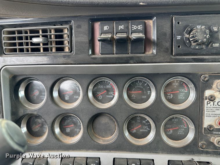 image for item LT9208 2012 Kenworth T800  semi truck