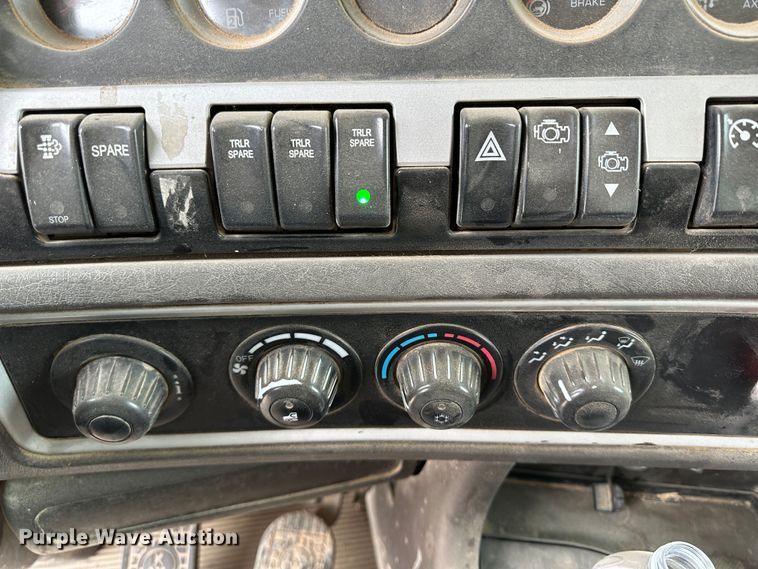 image for item LT9208 2012 Kenworth T800  semi truck