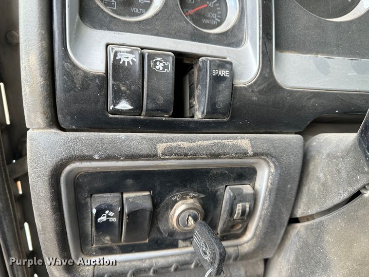 image for item LT9208 2012 Kenworth T800  semi truck