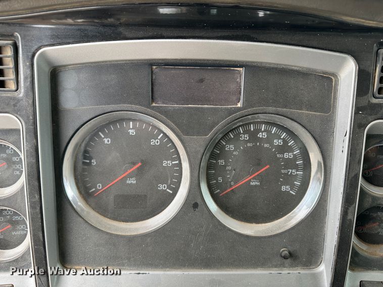 image for item LT9208 2012 Kenworth T800  semi truck