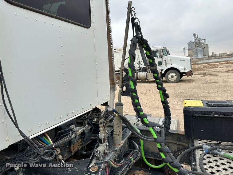 image for item LT9208 2012 Kenworth T800  semi truck