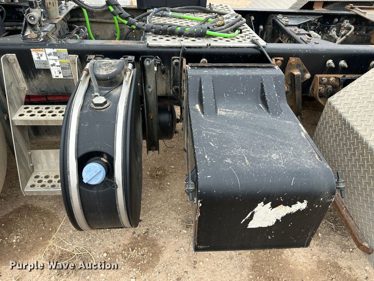 image for item LT9208 2012 Kenworth T800  semi truck