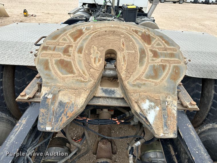 image for item LT9208 2012 Kenworth T800  semi truck