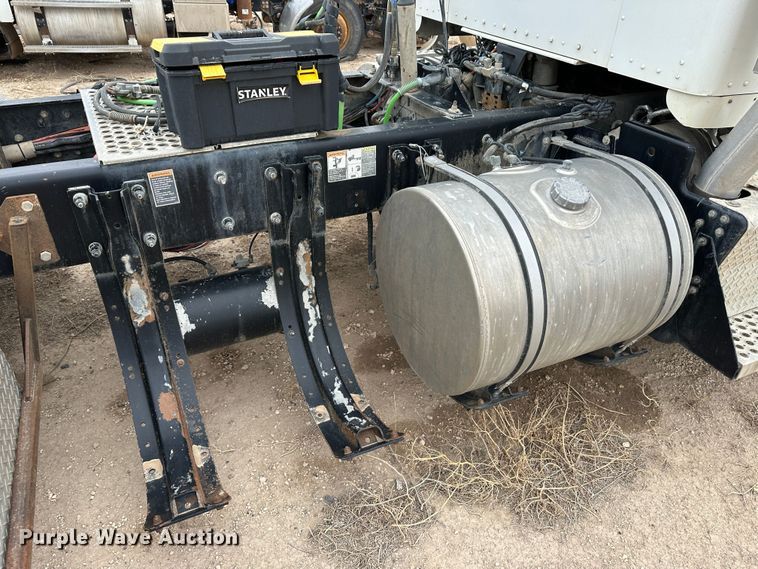 image for item LT9208 2012 Kenworth T800  semi truck