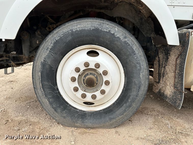 image for item LT9208 2012 Kenworth T800  semi truck