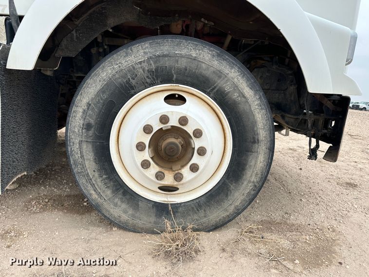 image for item LT9208 2012 Kenworth T800  semi truck