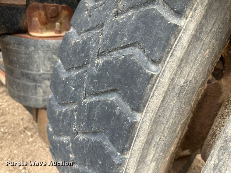 image for item LT9208 2012 Kenworth T800  semi truck