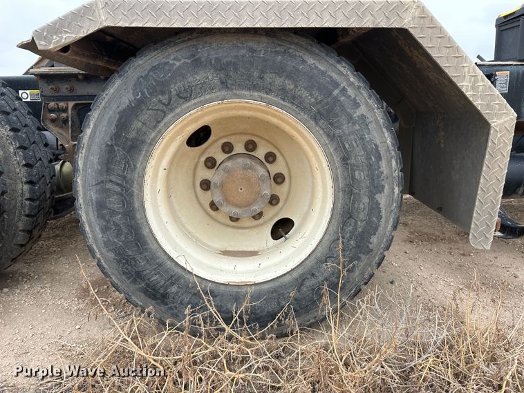 image for item LT9208 2012 Kenworth T800  semi truck