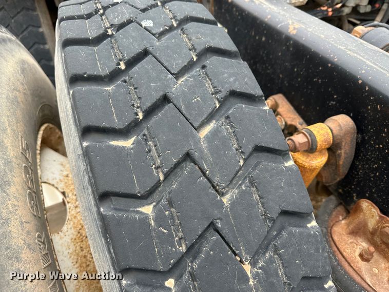 image for item LT9208 2012 Kenworth T800  semi truck