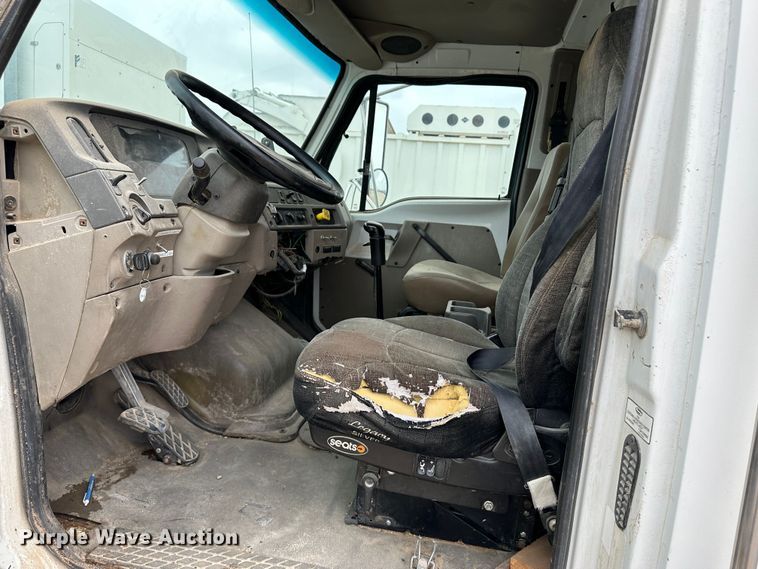 image for item LT9209 2005 Sterling L9500  feed delivery truck