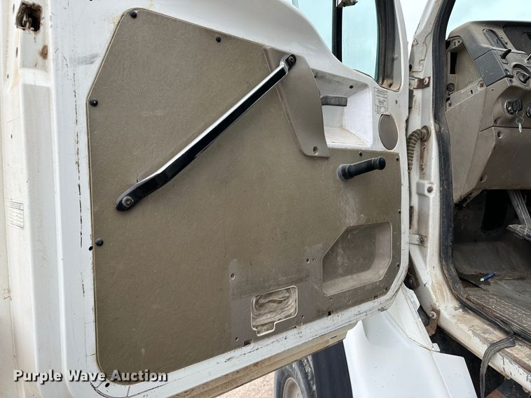 image for item LT9209 2005 Sterling L9500  feed delivery truck