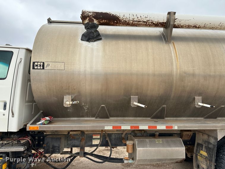 image for item LT9209 2005 Sterling L9500  feed delivery truck