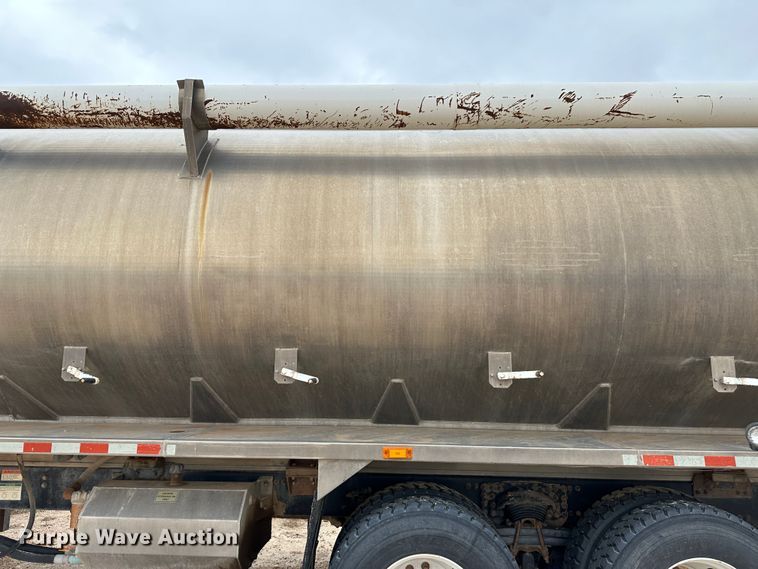 image for item LT9209 2005 Sterling L9500  feed delivery truck