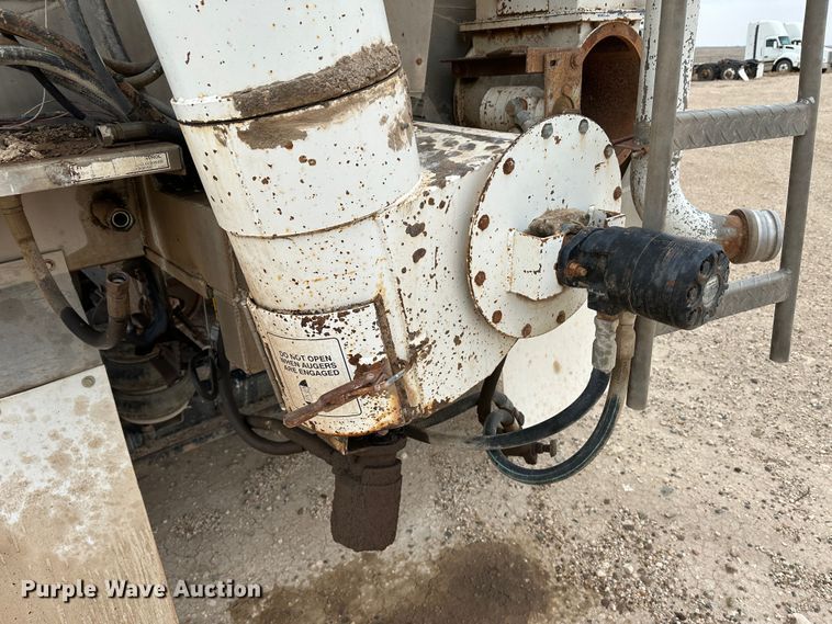 image for item LT9209 2005 Sterling L9500  feed delivery truck