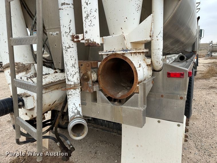 image for item LT9209 2005 Sterling L9500  feed delivery truck