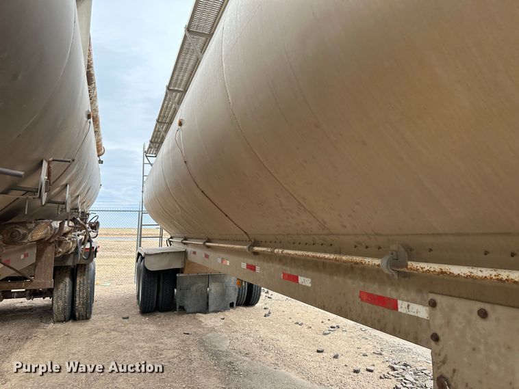 image for item LT9225 2003 Pinson AA8/D298FRD7AAA  feed delivery trailer