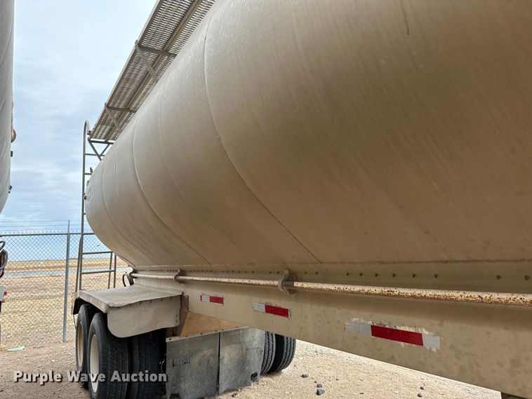 image for item LT9225 2003 Pinson AA8/D298FRD7AAA  feed delivery trailer