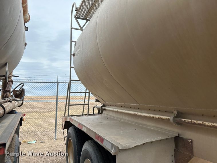 image for item LT9225 2003 Pinson AA8/D298FRD7AAA  feed delivery trailer