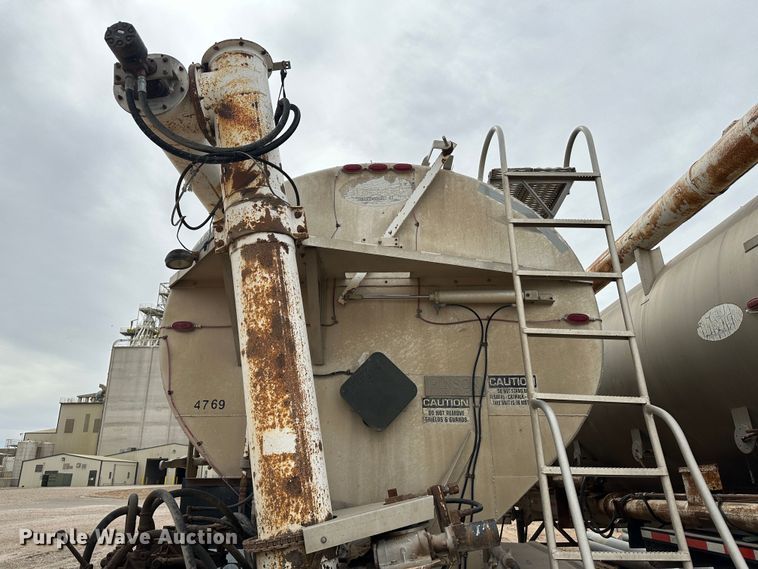 image for item LT9225 2003 Pinson AA8/D298FRD7AAA  feed delivery trailer