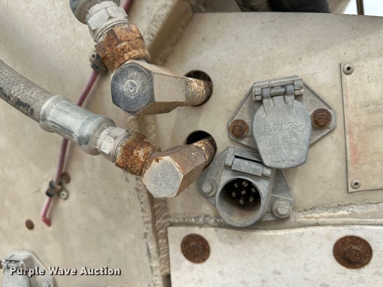 image for item LT9225 2003 Pinson AA8/D298FRD7AAA  feed delivery trailer