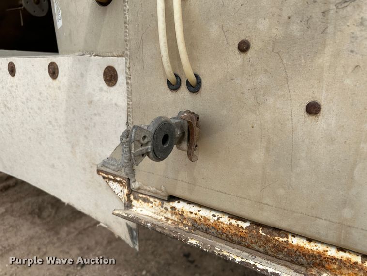 image for item LT9225 2003 Pinson AA8/D298FRD7AAA  feed delivery trailer