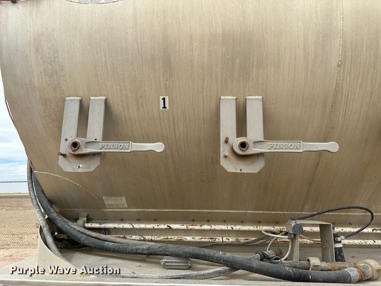 image for item LT9225 2003 Pinson AA8/D298FRD7AAA  feed delivery trailer