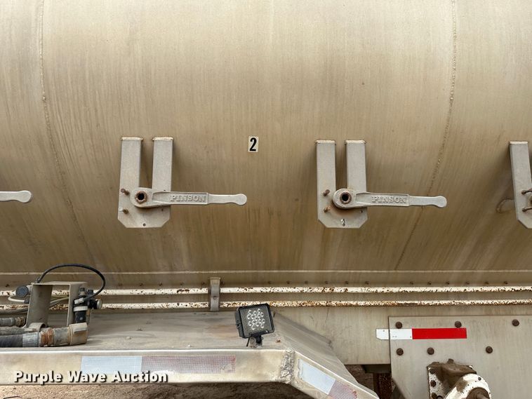 image for item LT9225 2003 Pinson AA8/D298FRD7AAA  feed delivery trailer