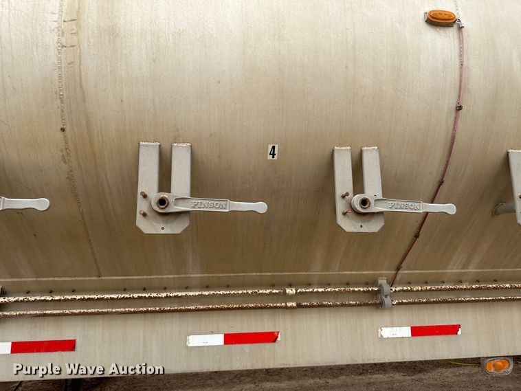 image for item LT9225 2003 Pinson AA8/D298FRD7AAA  feed delivery trailer