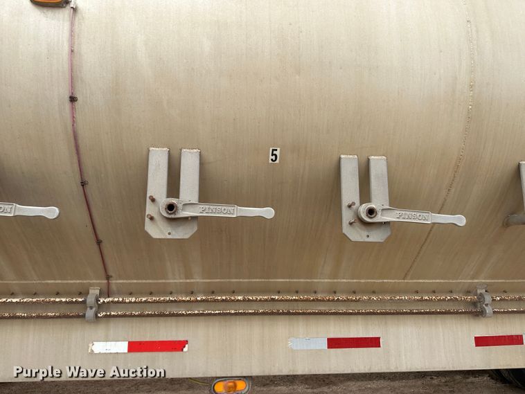 image for item LT9225 2003 Pinson AA8/D298FRD7AAA  feed delivery trailer