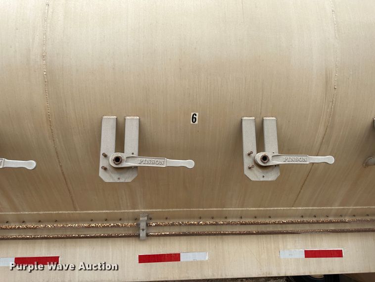 image for item LT9225 2003 Pinson AA8/D298FRD7AAA  feed delivery trailer