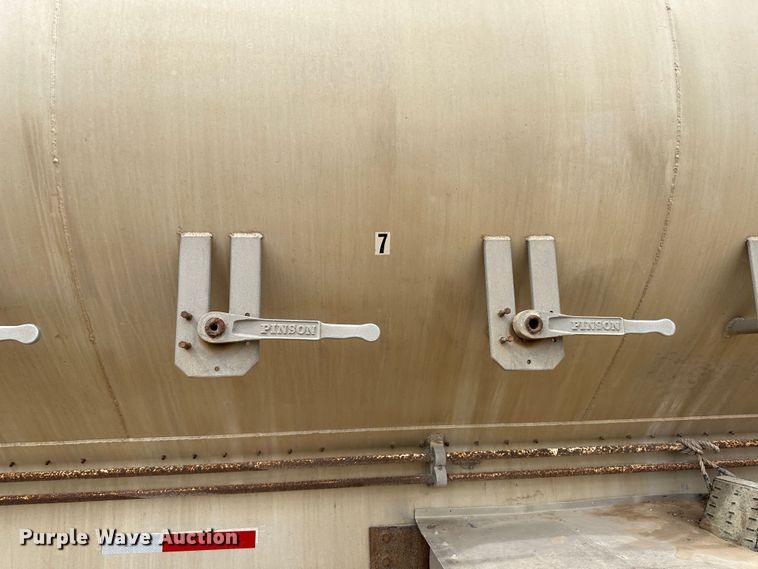 image for item LT9225 2003 Pinson AA8/D298FRD7AAA  feed delivery trailer