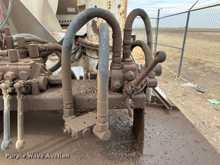 image for item LT9225 2003 Pinson AA8/D298FRD7AAA  feed delivery trailer