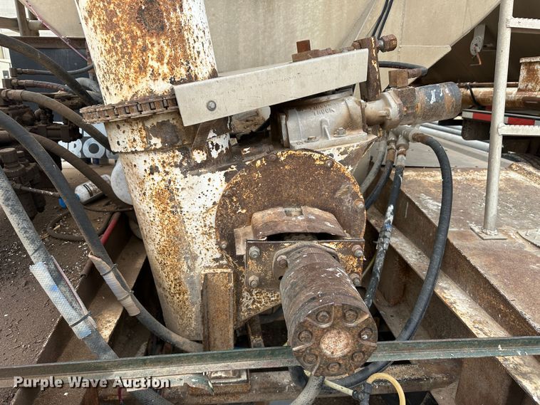 image for item LT9225 2003 Pinson AA8/D298FRD7AAA  feed delivery trailer